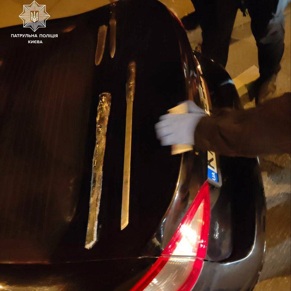 У Києві виявили водія, який під наркотиками зі зброєю в салоні катався під час комендантської години. Фото