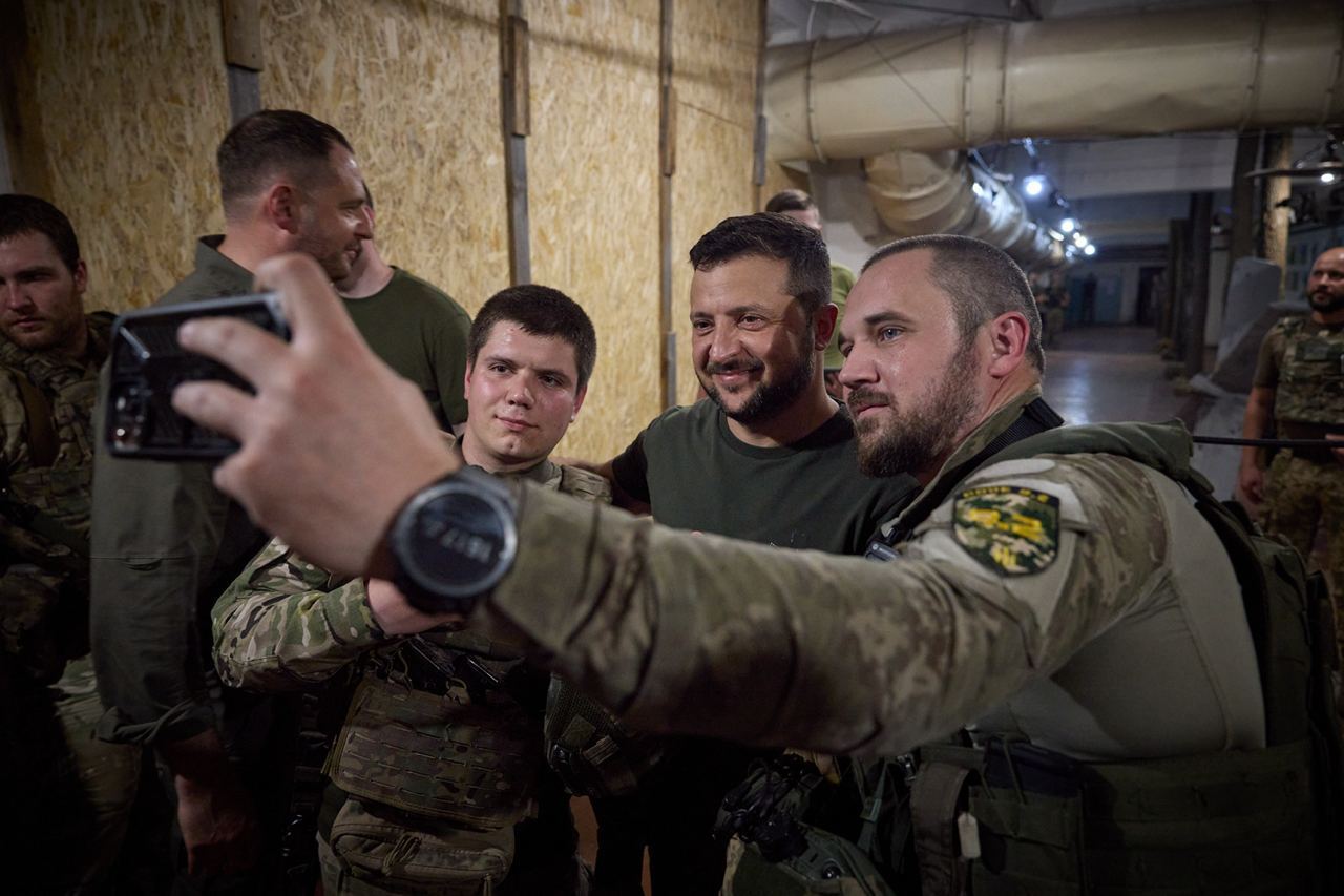 Президент фотографировался с военнослужащими ВСУ