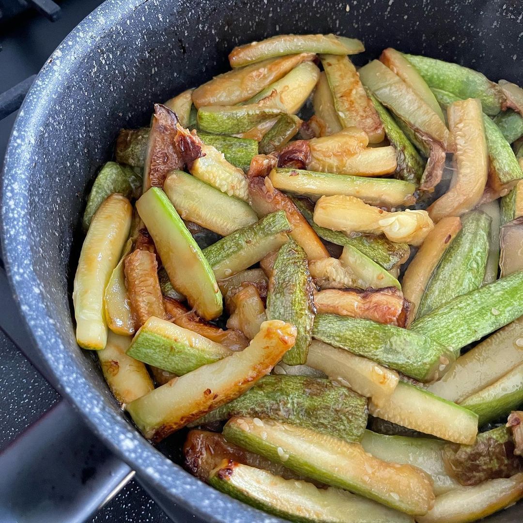 Кабачки в соевом соусе с кунжутом в азиатском стиле – рецепт | FoodOboz