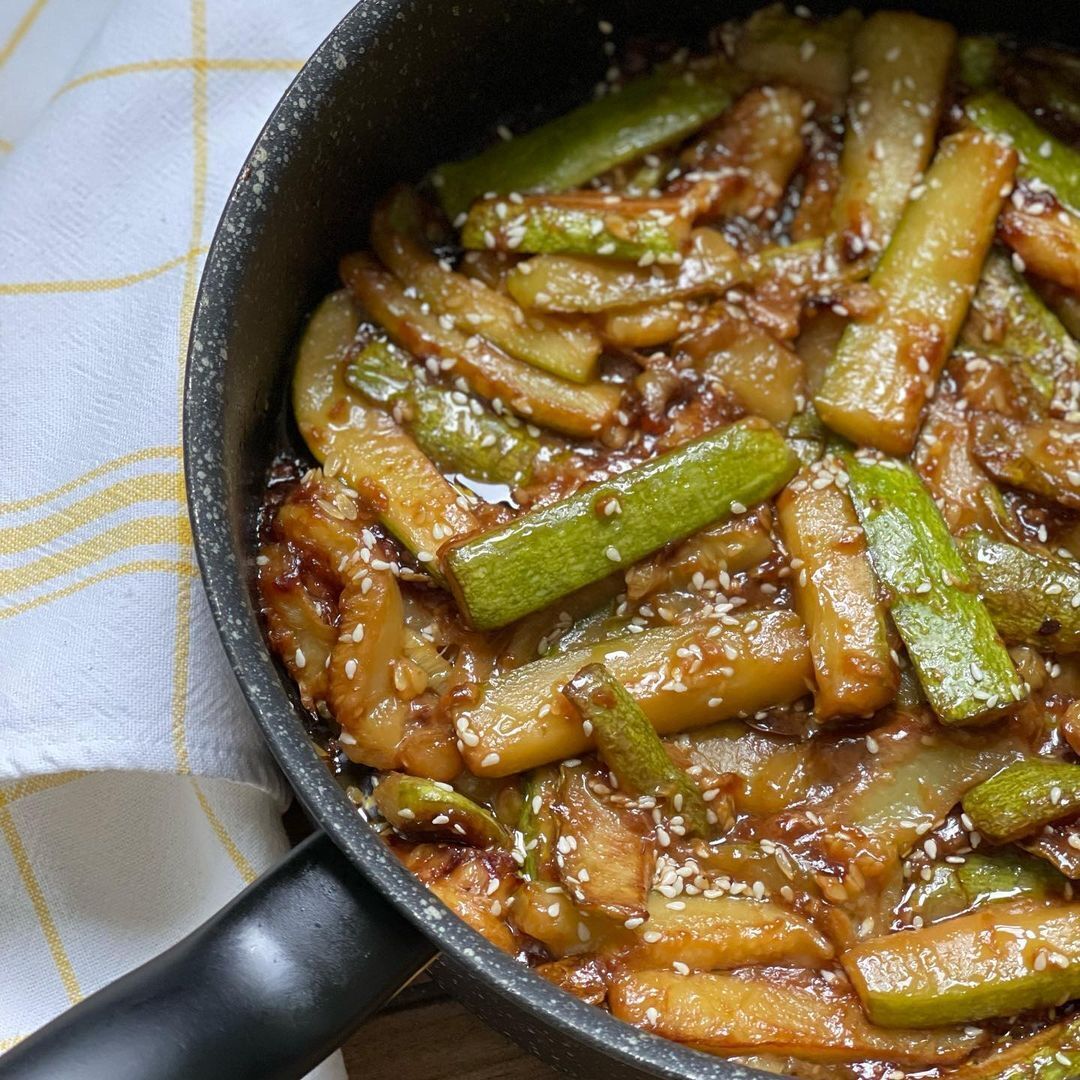 Кабачки в соевом соусе с кунжутом в азиатском стиле – рецепт | FoodOboz