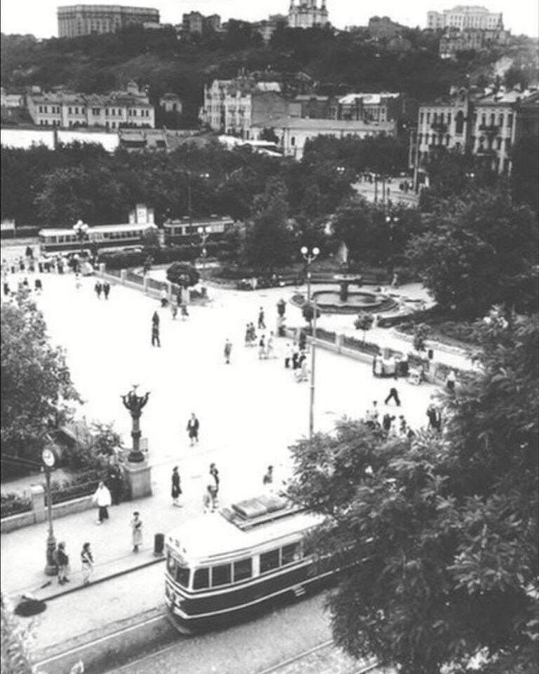 Старий Гостинний двір і фонтан, якого більше нема: у мережі опублікували унікальне фото Контрактової площі 1957 року