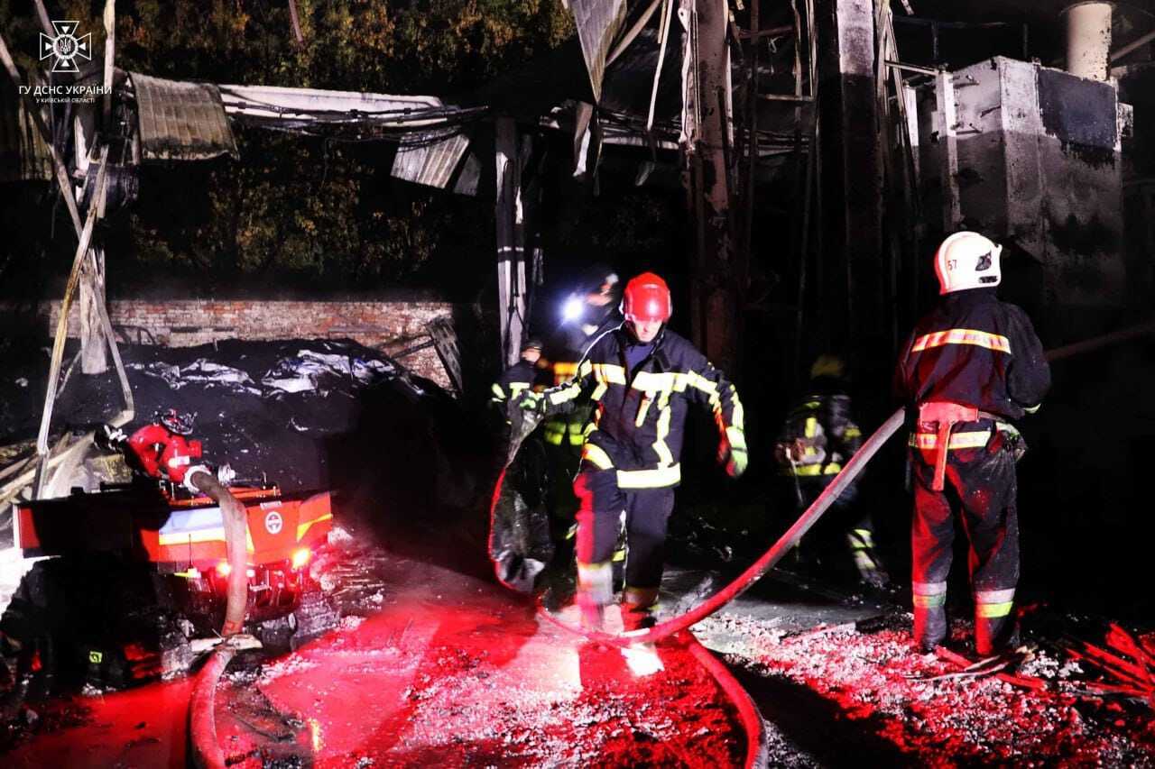 В Киевской области произошел масштабный пожар на складе шин: для тушения задействовали роботов. Фото и видео