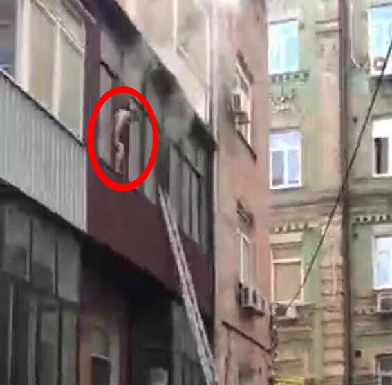 У Києві суд визнав винним іноземця, який вбив жінку та підпалив квартиру, щоб приховати злочин. Фото