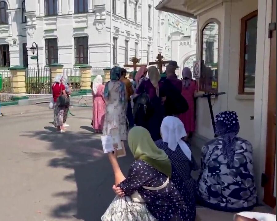 "Украина – это эксперимент": возле Киево-Печерской лавры верующие УПЦ МП продолжают распространять российскую пропаганду. Видео