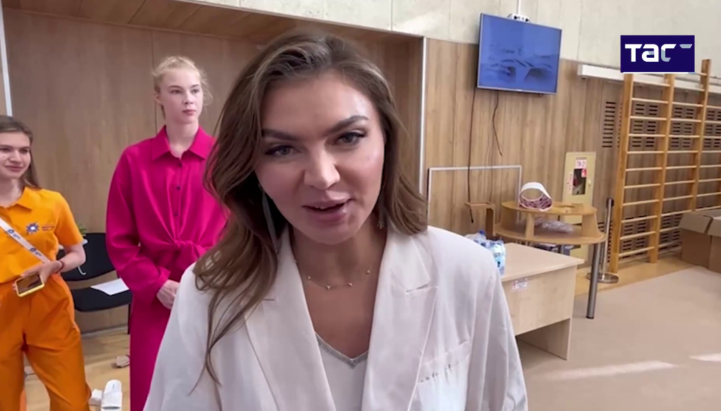 Пыталась остановить старение: пластический хирург рассказал, как любовница Путина Кабаева обезобразила лицо "уколами красоты"