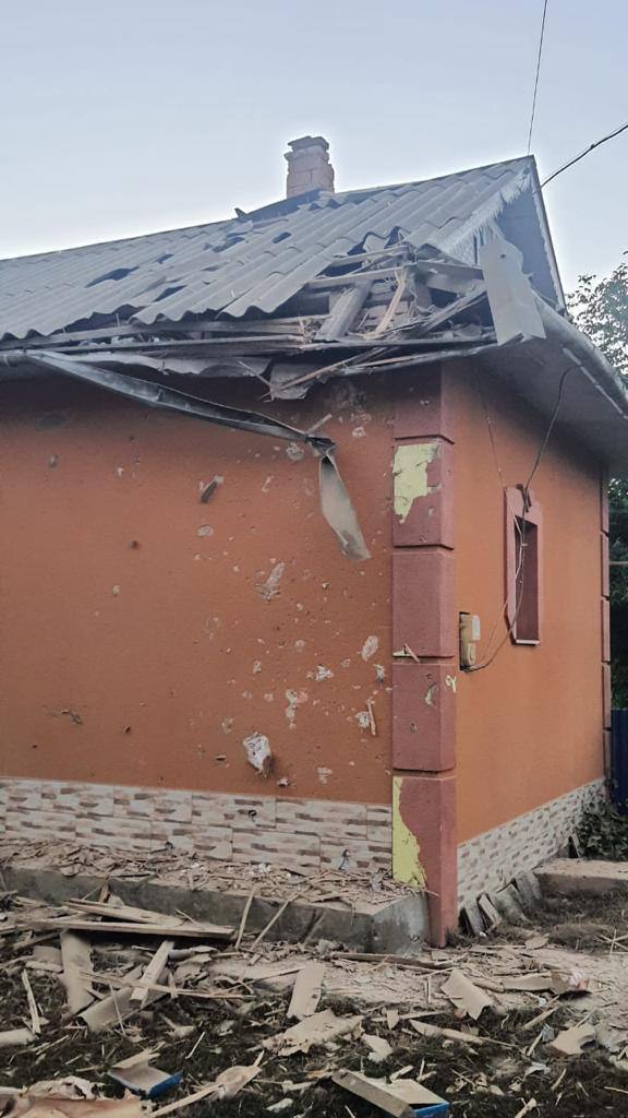 На Прикарпатье обломки вражеской ракеты упали на частный двор: есть разрушения. Фото
