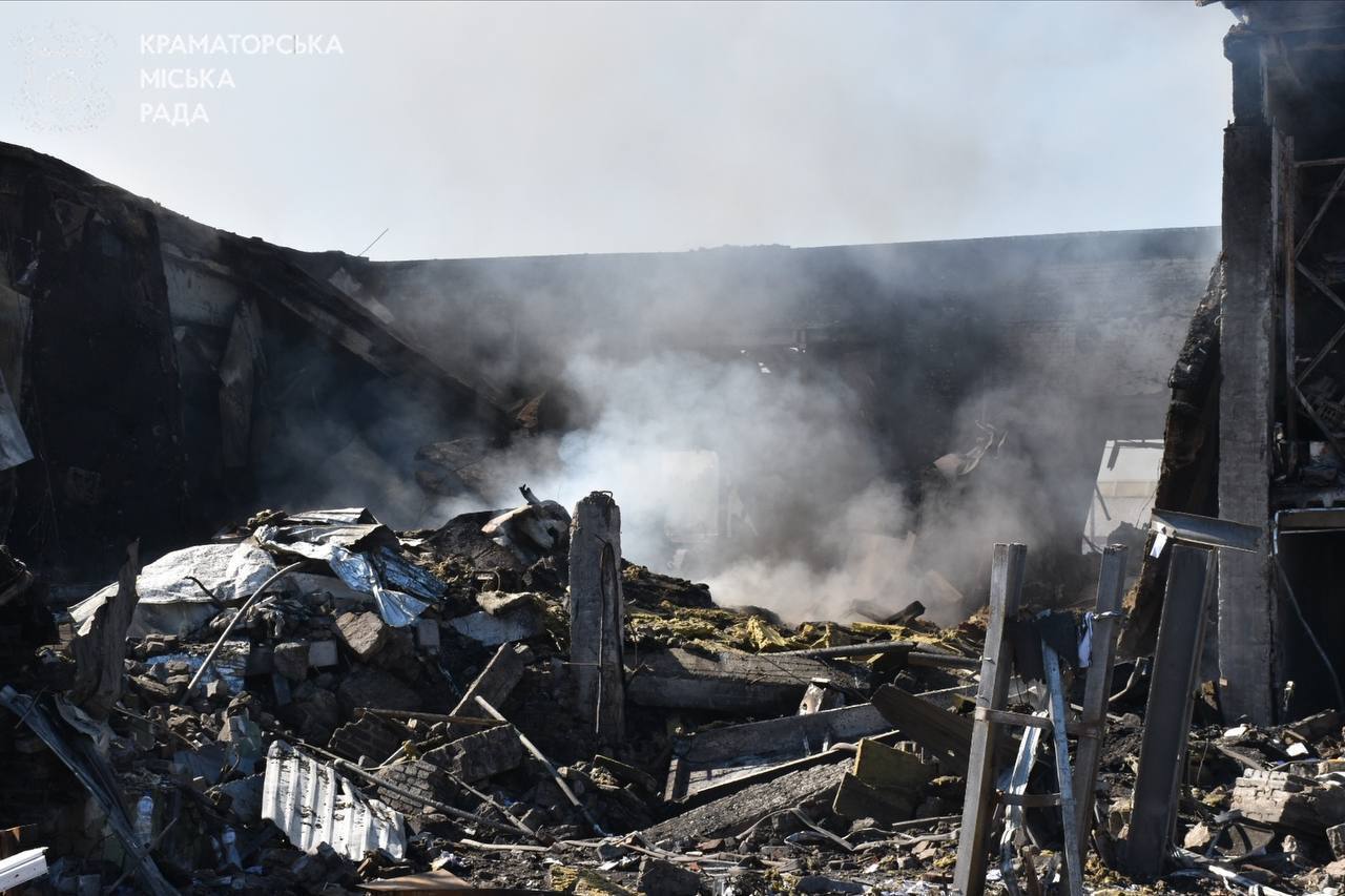 Оккупанты обстреляли Краматорск из ЗРК С-300 и попали в склады с продуктами: есть погибшие и раненые. Фото