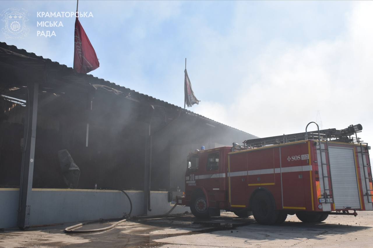 Окупанти обстріляли Краматорськ із ЗРК С-300 і поцілили в склади з продуктами: є загиблі та поранені. Фото