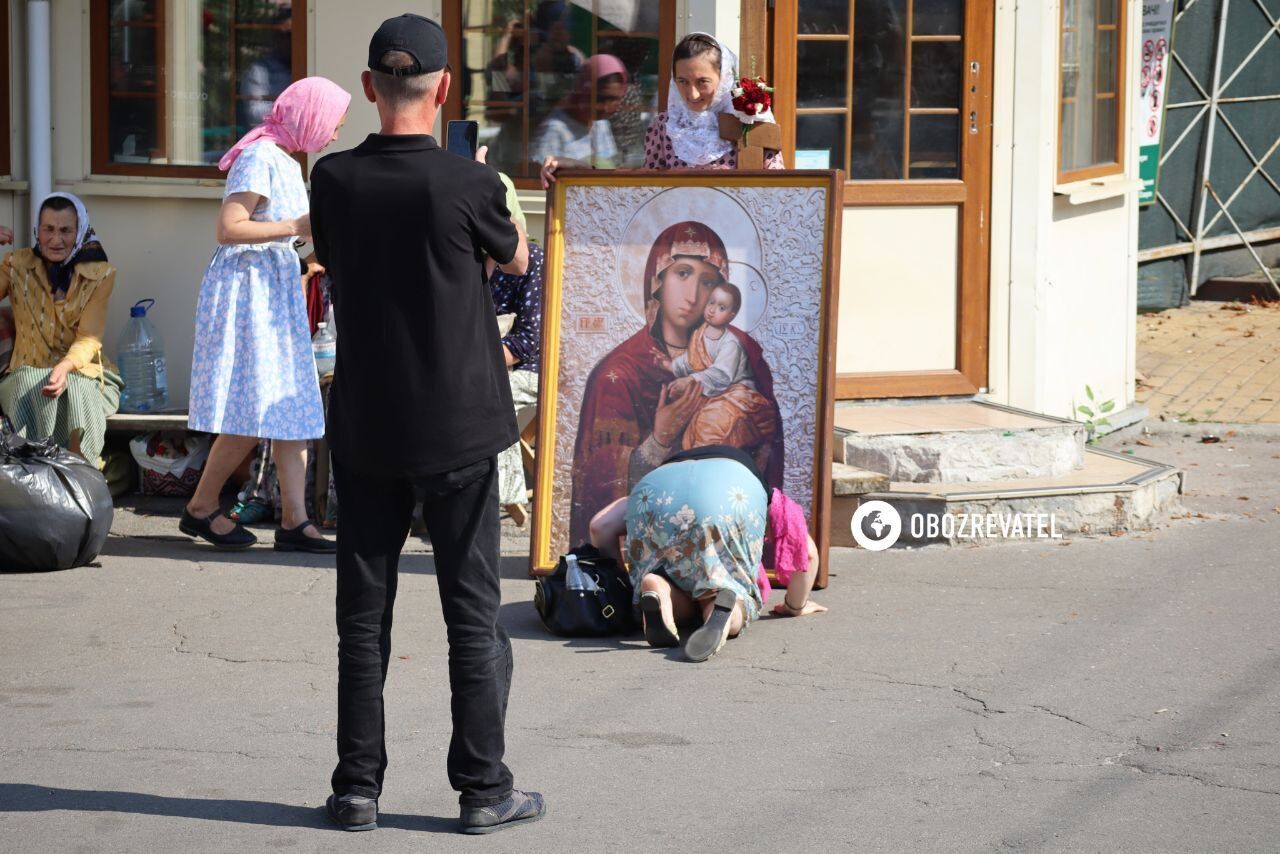 Из гостиничных корпусов Киево-Печерской лавры начали выселять поклонников и представителей УПЦ МП. Фото и видео