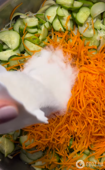 Вкусный салат из капусты на зиму: овощи остаются хрустящими