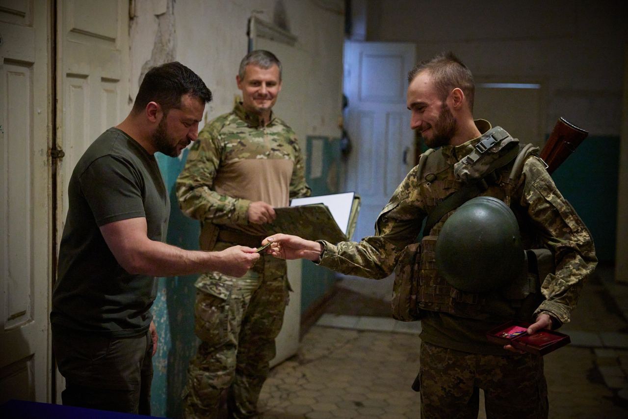 "Мощно сражаются ради Украины": Зеленский отметил наградами воинов, воюющих на Донбассе. Фото