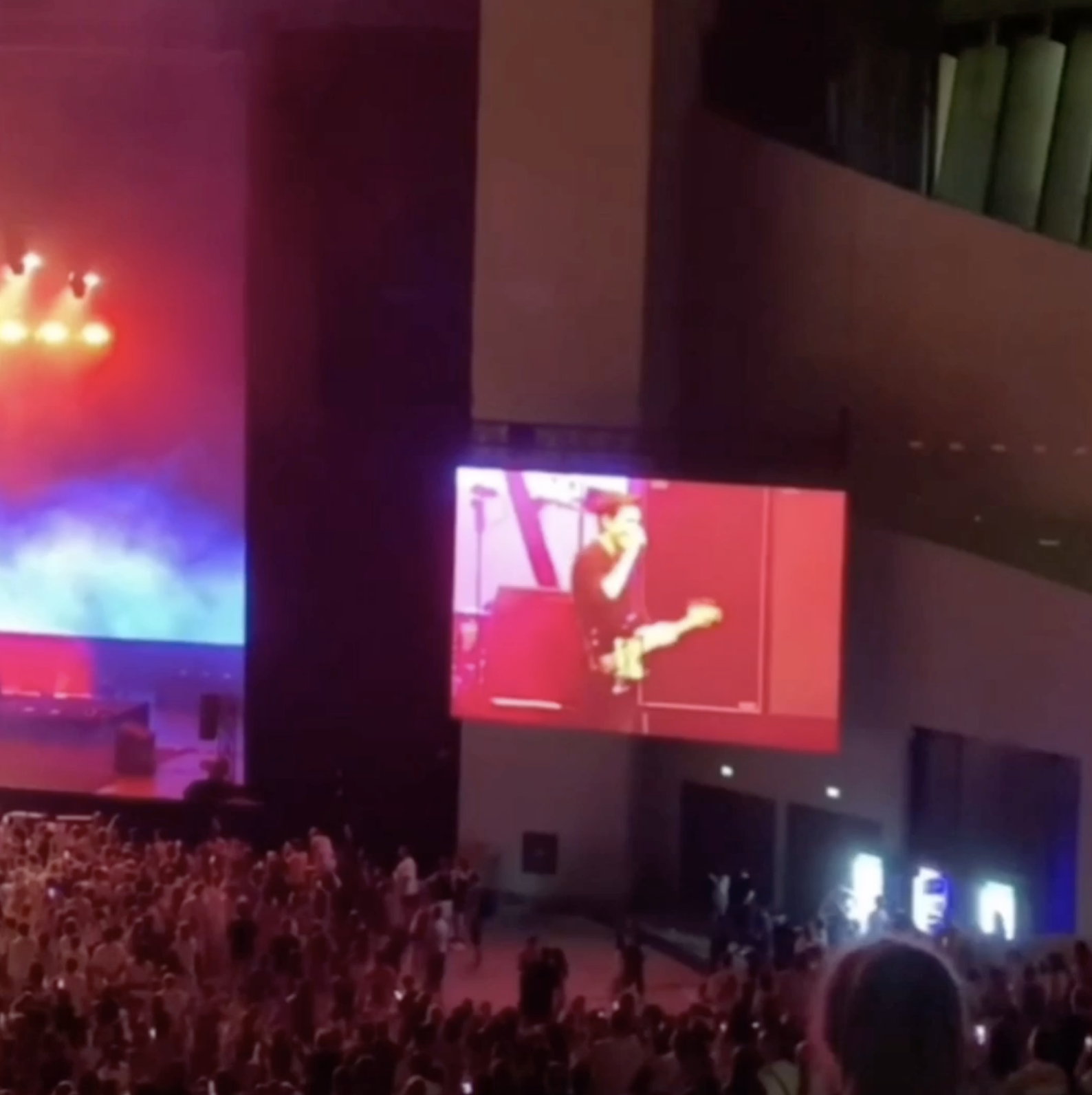 Засвистали і залишили зал: в Грузії глядачі зірвали концерт гурту The Killers через російського барабанщика на сцені. Відео
