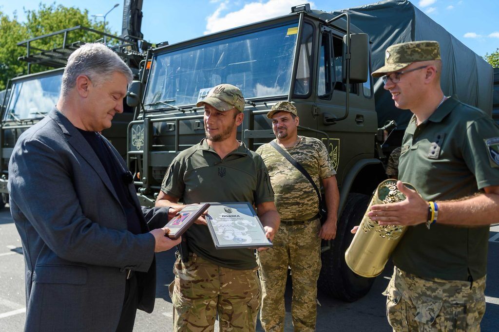 Снаряды будут лететь в правильном направлении: Порошенко передал технику артиллеристам и везет большой груз на восточный фронт