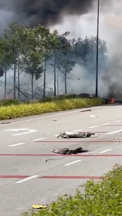 У Малайзії приватний літак впав на трасу: загинули 10 осіб. Фото і відео
