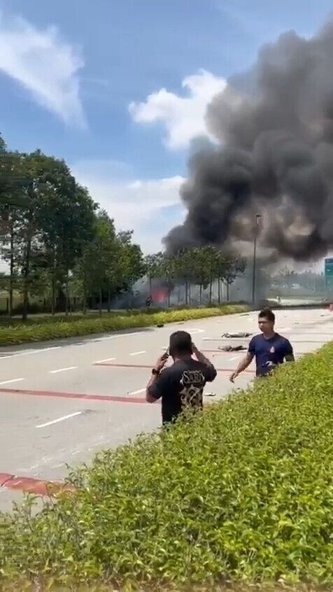 В Малайзии частный самолет упал на трассу: погибли 10 человек. Фото и видео