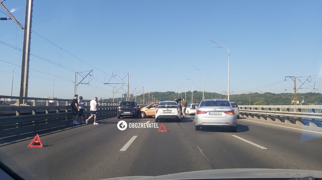 У Києві на Дарницькому мосту сталась потрійна ДТП: виник великий затор. Фото і відео