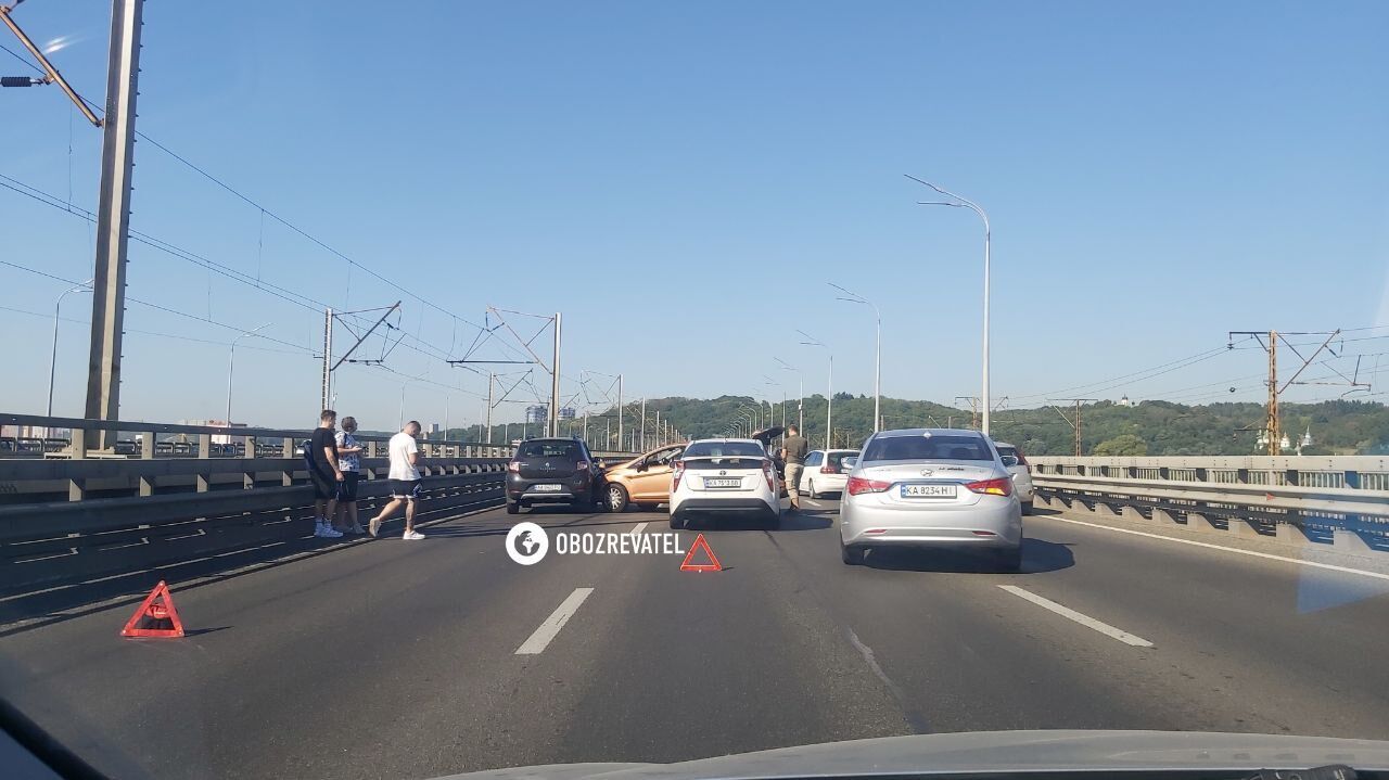 В Киеве на Дарницком мосту произошло тройное ДТП: возникла большая пробка. Фото и видео