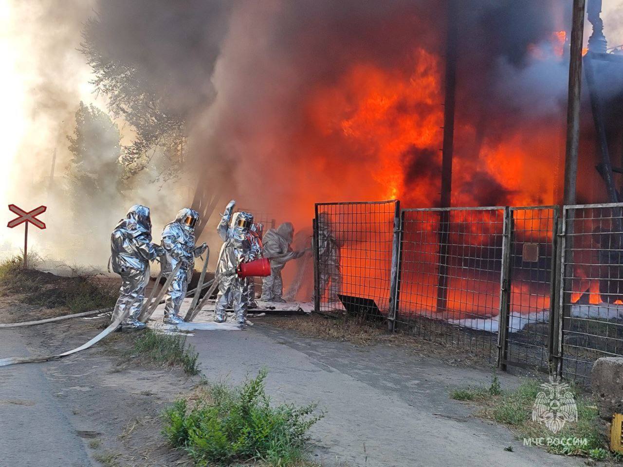В Волгограде вспыхнул мощный пожар на заводе "Красный Октябрь", поднялась стена огня и дыма. Видео