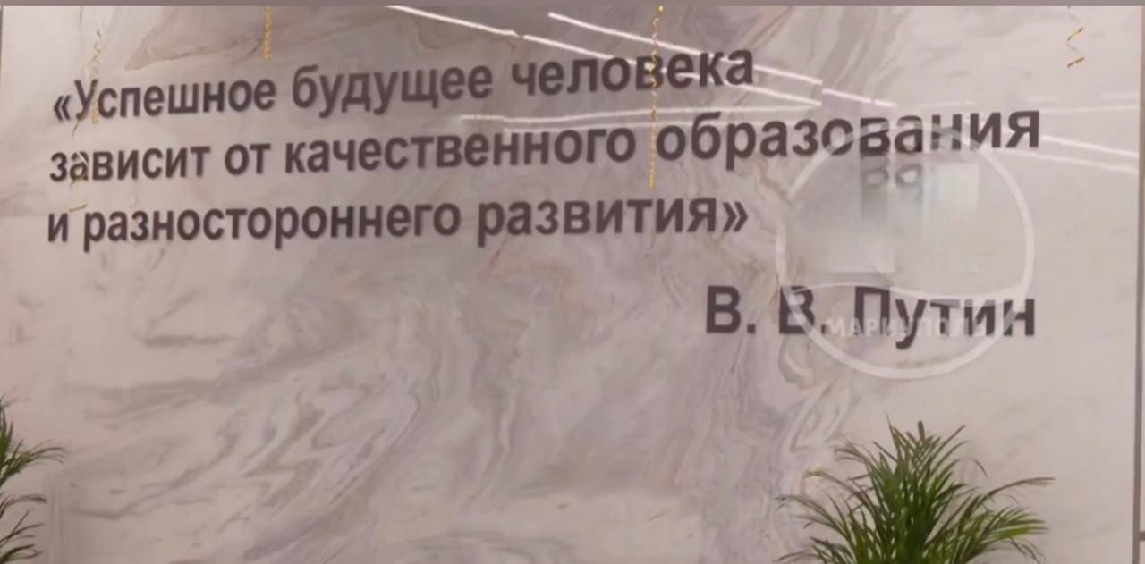 Как в СССР: в оккупированном Мариуполе расписали стены школы цитатами Путина. Фотофакты