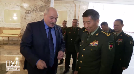 Міністр оборони Китаю подарував Лукашенку набір чашок: у мережі сміються. Відео
