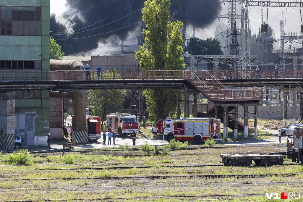 У Волгограді спалахнула потужна пожежа на заводі "Красний Октябрь", піднялася стіна вогню і диму. Відео