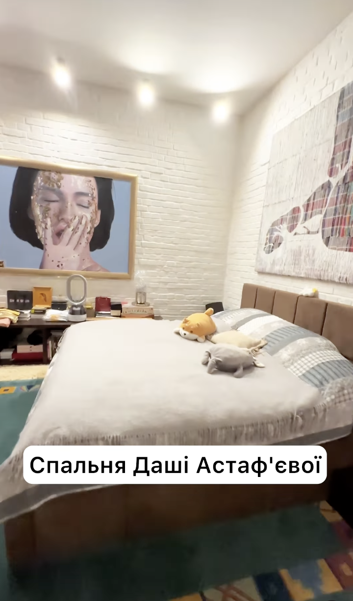 Портрет себя в комнате и постель, которую не меняли полтора года: как выглядит квартира Астафьевой, где она не хочет жить