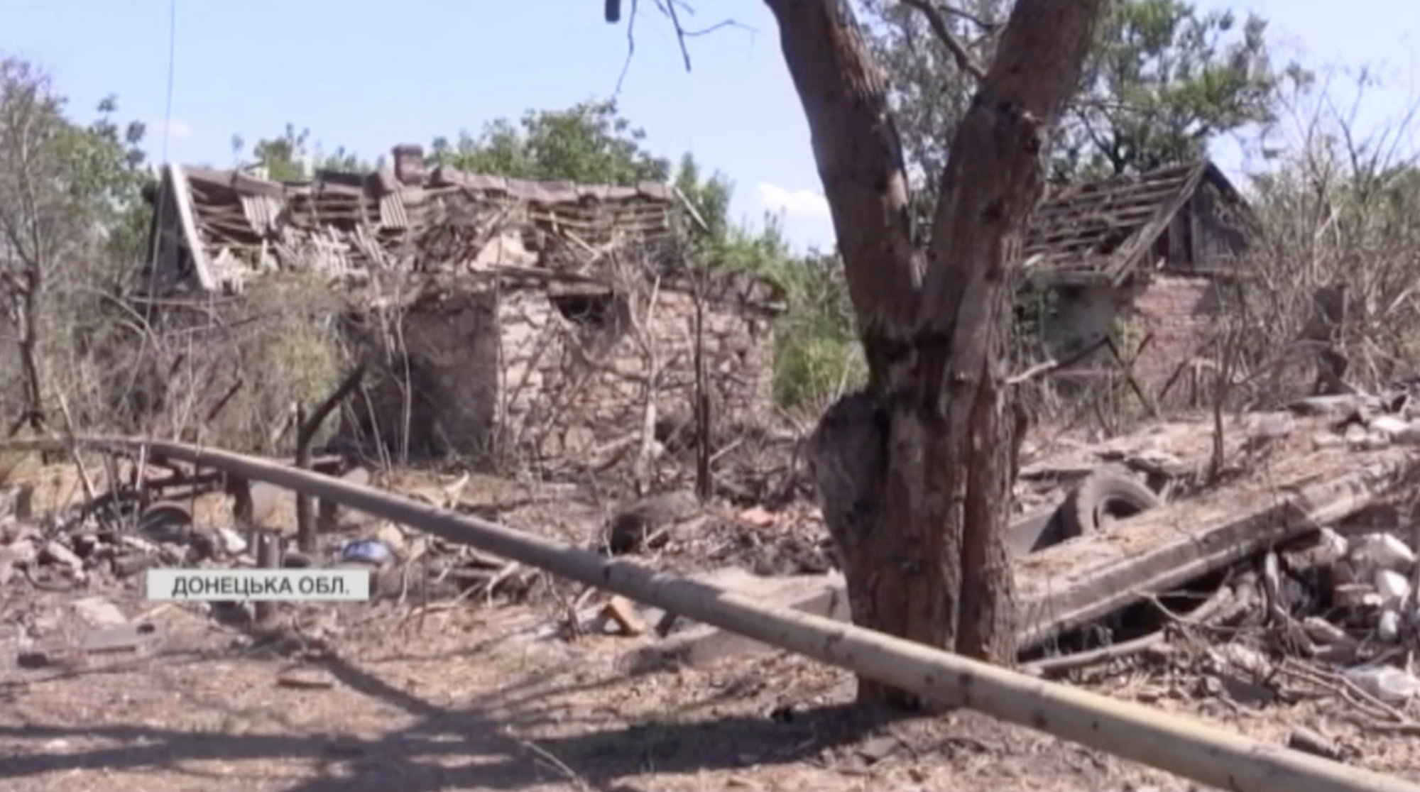 Розбиті будинки і безлюдні вулиці: який вигляд має прифронтове селище Нью-Йорк на Донбасі. Відео