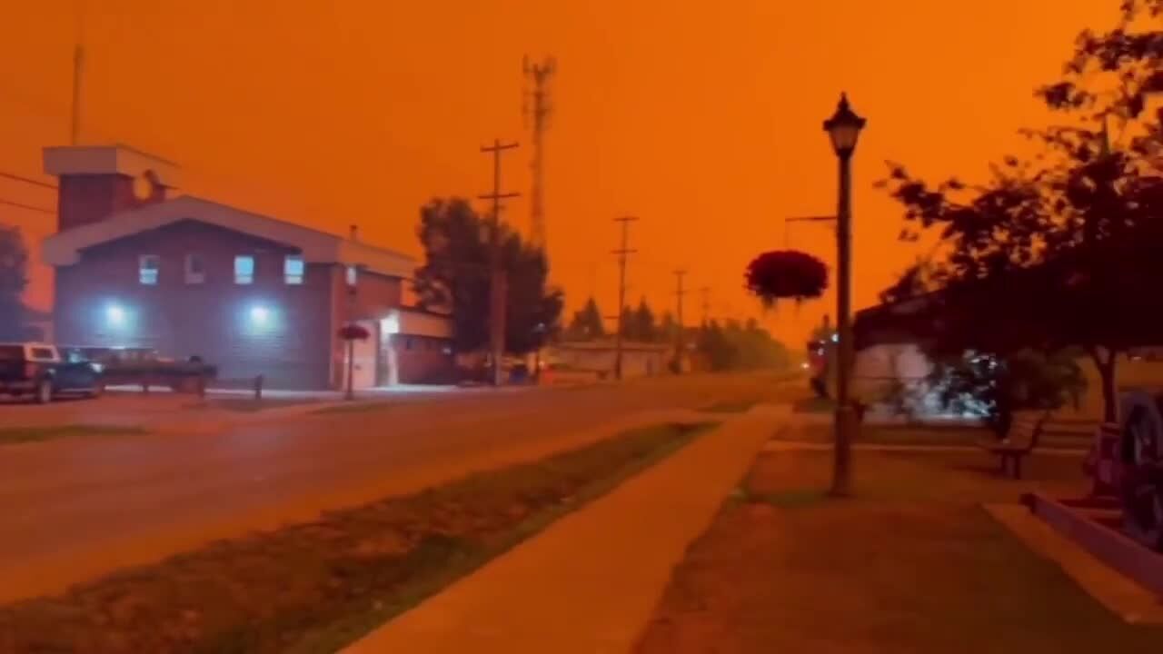 Небо стало насичено-червоним: у Канаді зафіксували несподіваний наслідок лісових пожеж. Відео