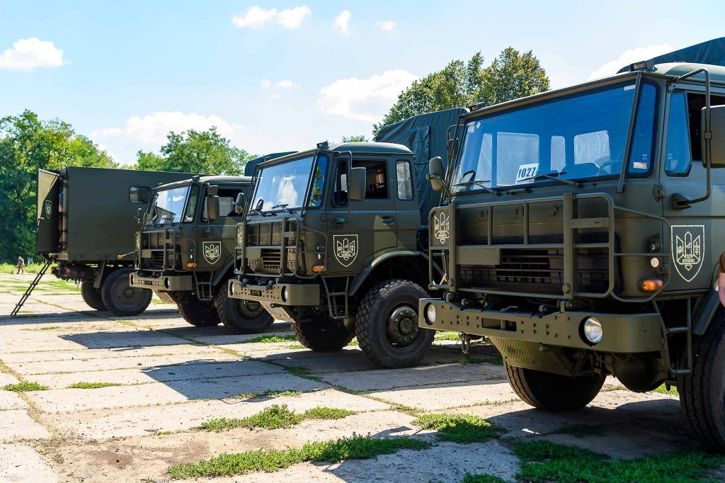 Порошенко передал технику и оборудование спецназовцам "Азова", которые служат на востоке. Фото и видео