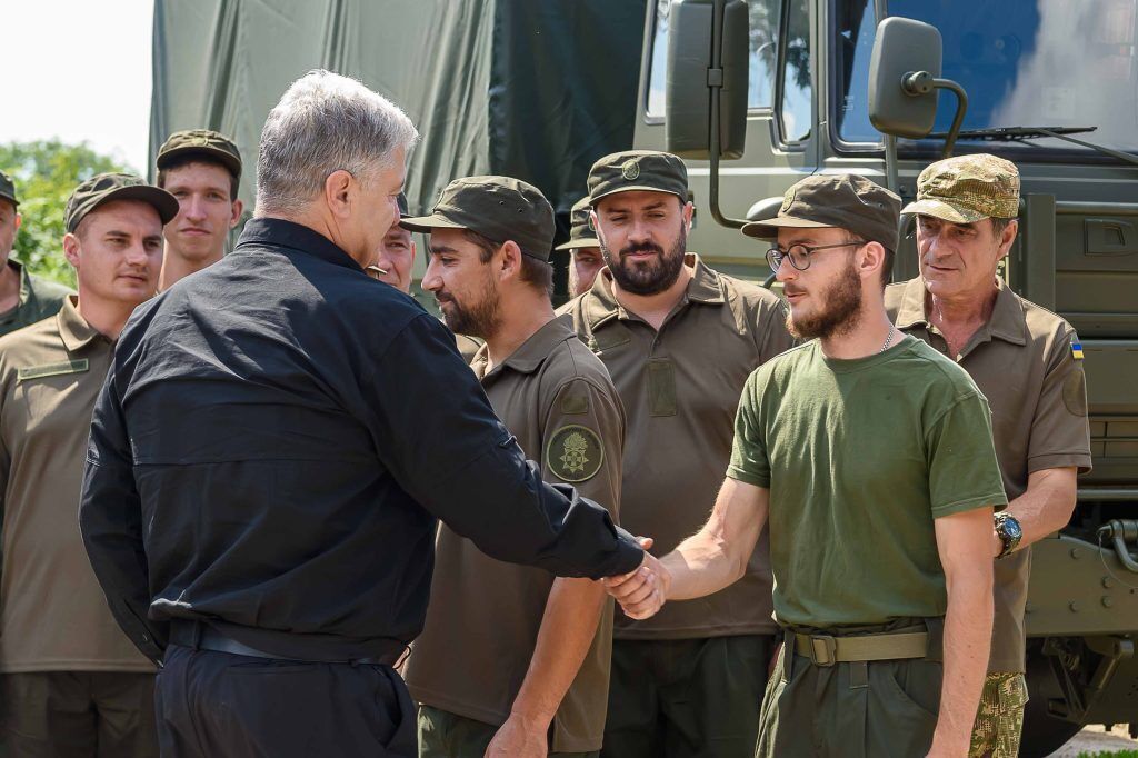 Порошенко передал технику и оборудование спецназовцам "Азова", которые служат на востоке. Фото и видео