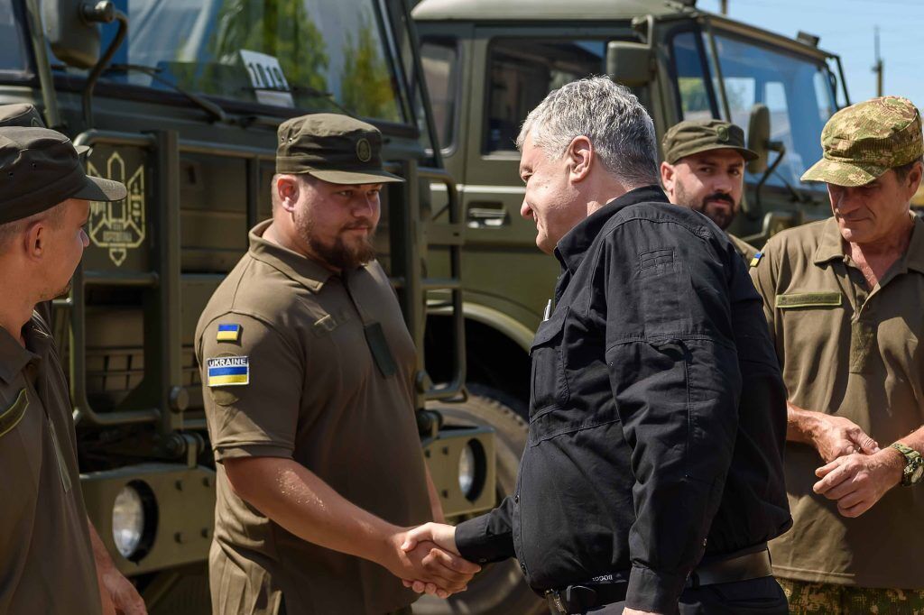Порошенко передав техніку та обладнання спецпризначенцям "Азову", які служать на сході. Фото і відео