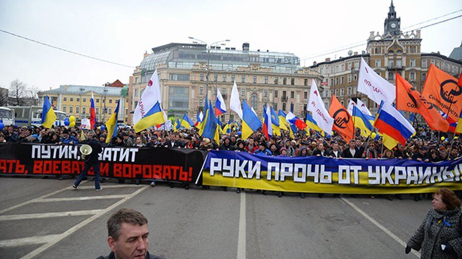"Общие ценности" с Украиной: посольство РФ показало кадры совместного антивоенного марша. Фото