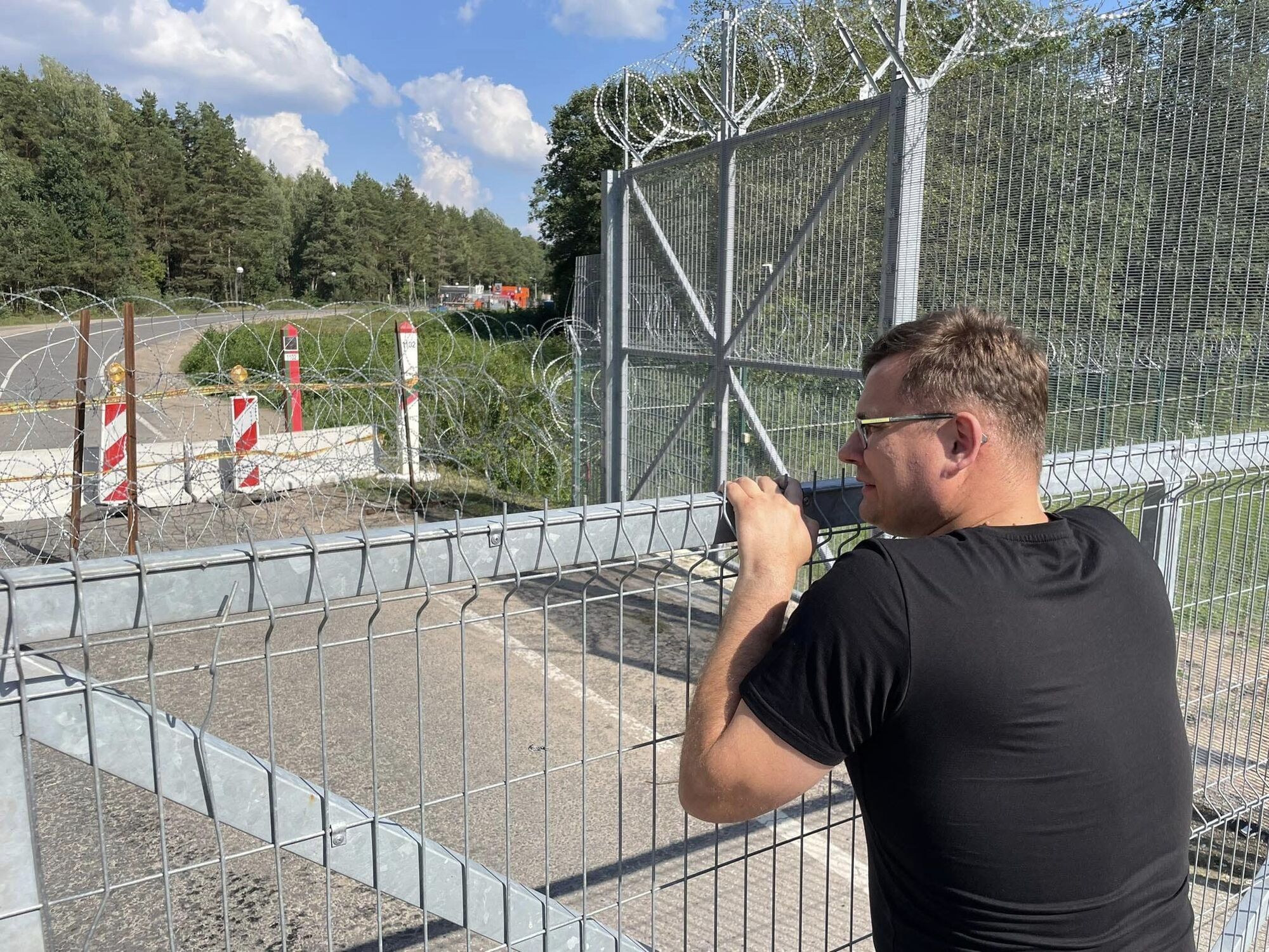 Литва укрепляет границу с Белоруссией: установили первые укрепления. Фото