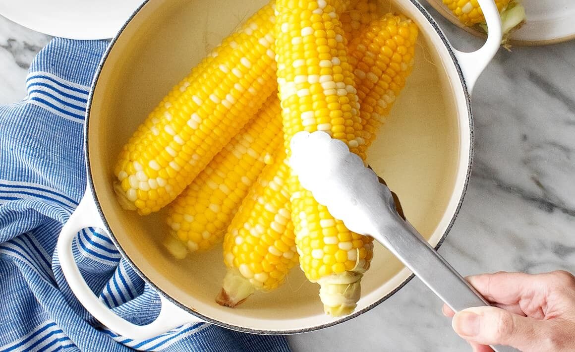 Как правильно и вкусно сварить кукурузу