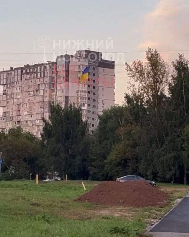 У Нижньому Новгороді навпроти будівлі ФСБ підняли прапор України: у росіян істерика. Відео