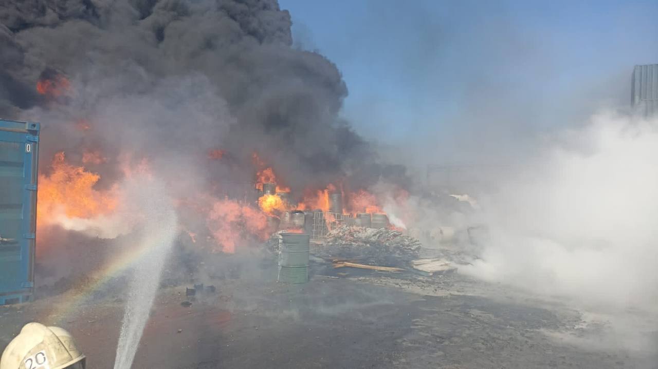 У Новоросійську спалахнула потужна пожежа в вантажному терміналі: піднявся чорний дим. Відео