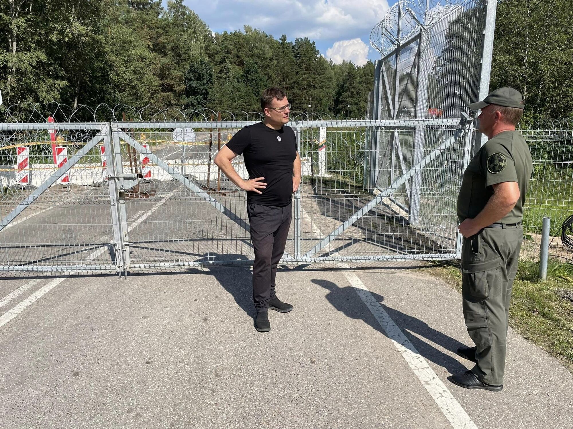 Литва укрепляет границу с Белоруссией: установили первые укрепления. Фото