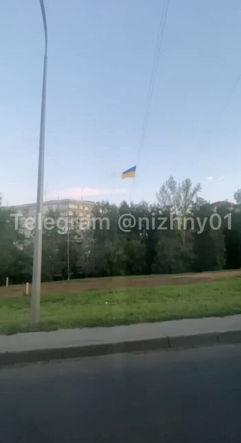 В Нижнем Новгороде напротив здания ФСБ подняли флаг Украины: у россиян истерика. Видео