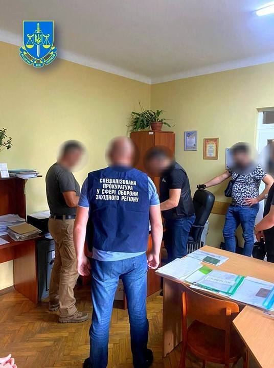 На Львівщині викрили посадовицю військкомату: за 1 тис. доларів сприяла ухиленню від призову. Фото