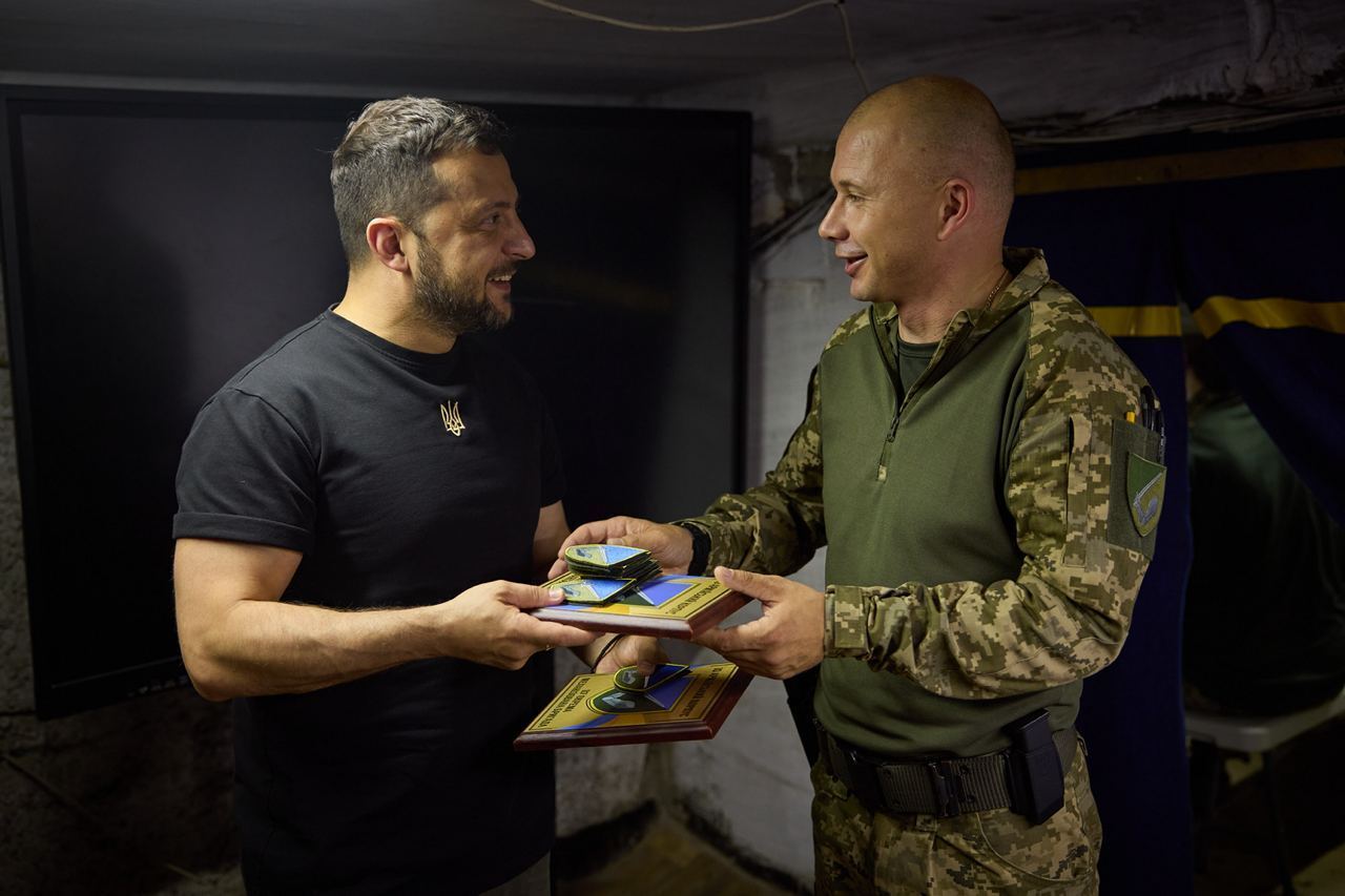 Зеленский показал шевроны, полученные от воинов ВСУ во время поездки на Запорожье, и поблагодарил защитников. Фото