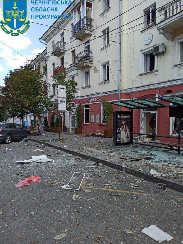 Армія Росії здійснила ракетний удар по центру Чернігова і вбила 7 осіб: 144 поранених. Всі деталі, фото і відео