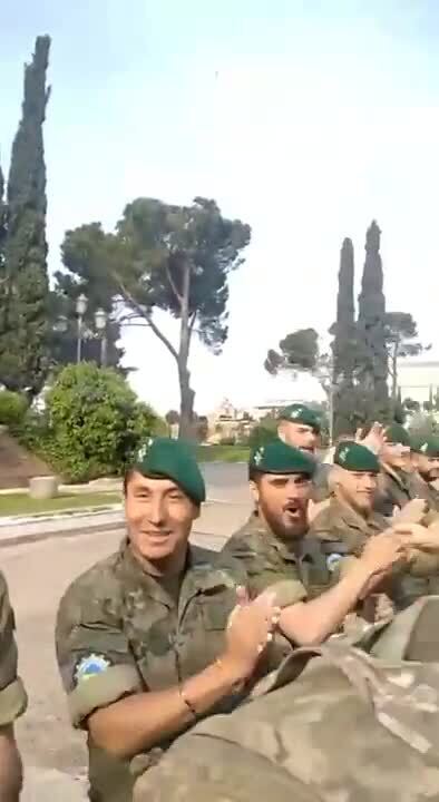 Испанские инструкторы провели украинских воинов под крики "Слава Украине!". Видео