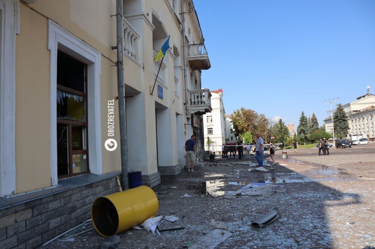 Обломки везде и тела мертвых на улице: в МВД показали ужасающие кадры последствий удара РФ по Чернигову