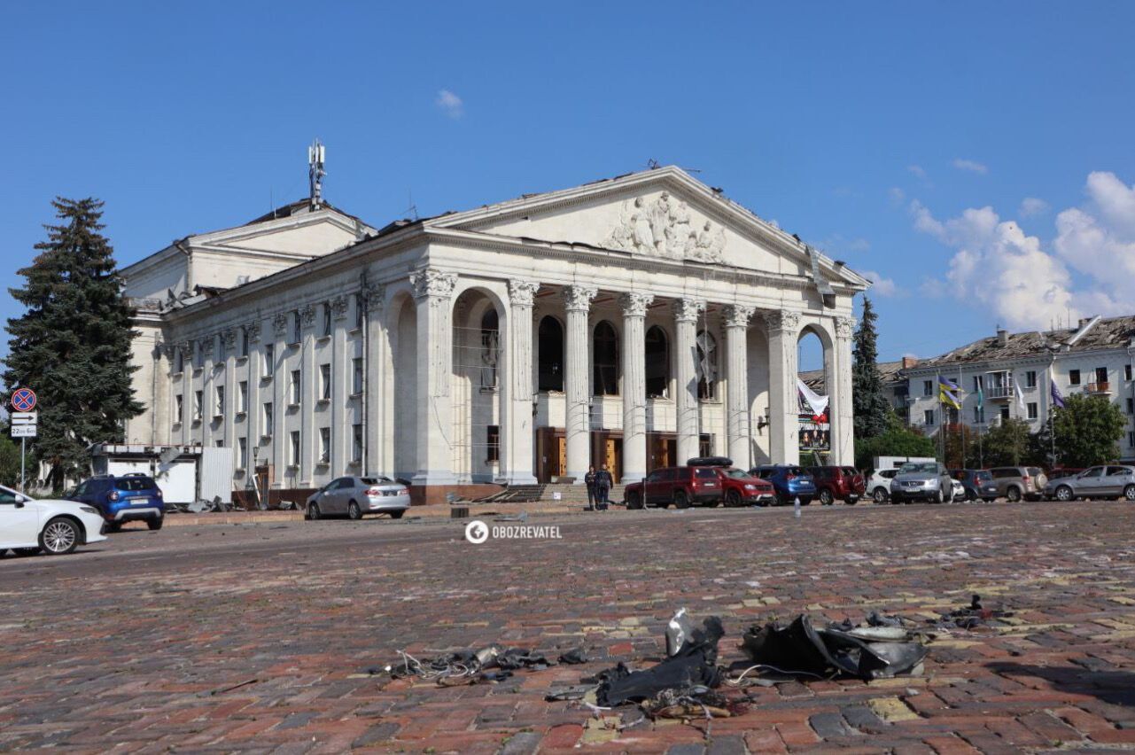 Спустился за минуту до удара: пострадавший при атаке Драмтеатра в Чернигове военный рассказал о спасении
