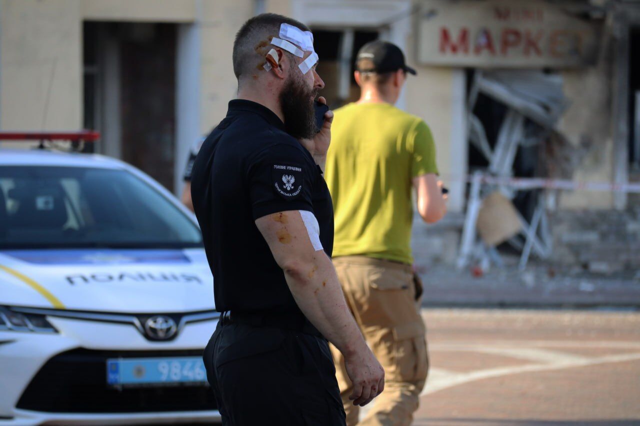 Удар по Чернігову: у поліції показали одного з героїв, які рятували людей