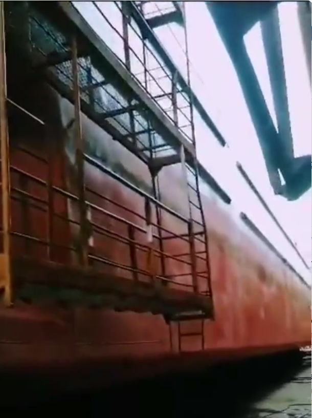 В сети показали видео якобы с поврежденным морским дроном российским танкером SIG