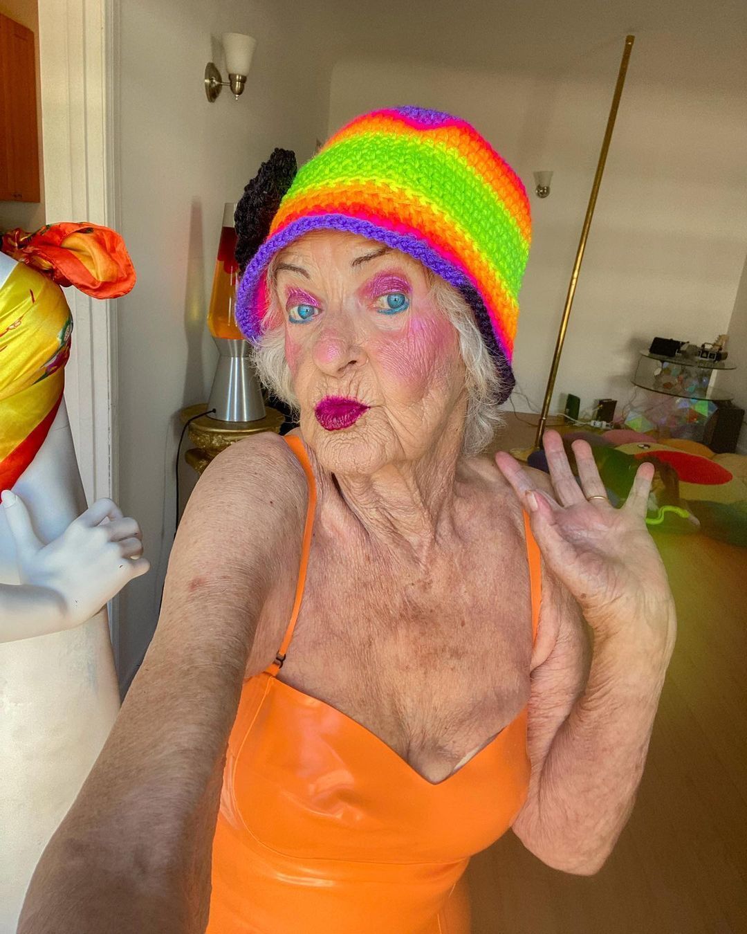 Вік – лише цифри: 95-річна пенсіонерка підірвала Instagram зухвалими образами і викликала суперечки. Фото