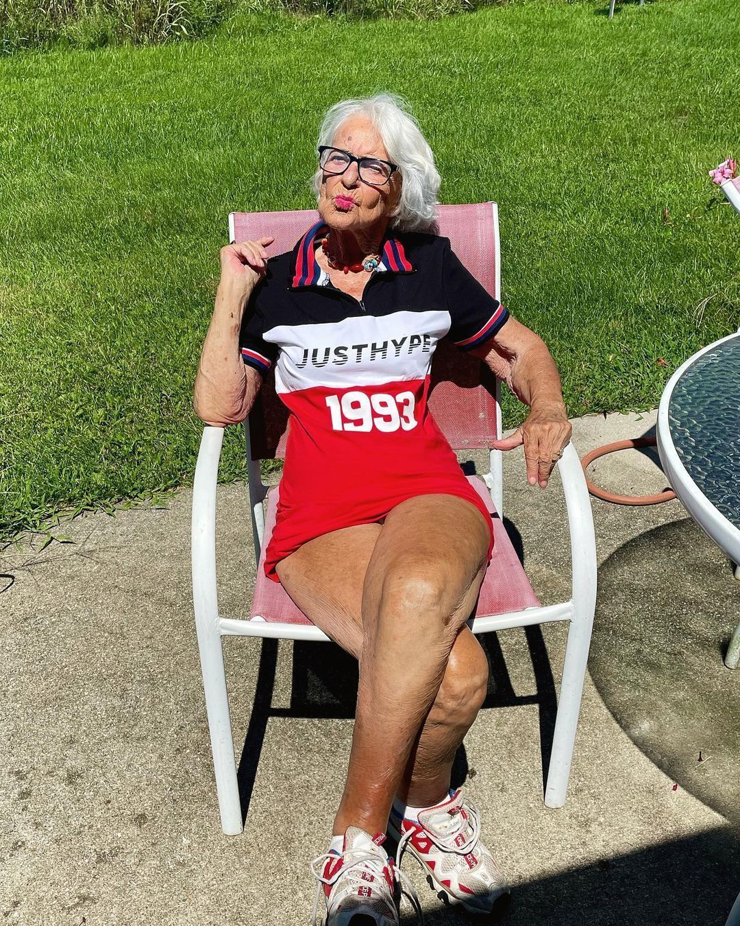 Вік – лише цифри: 95-річна пенсіонерка підірвала Instagram зухвалими образами і викликала суперечки. Фото