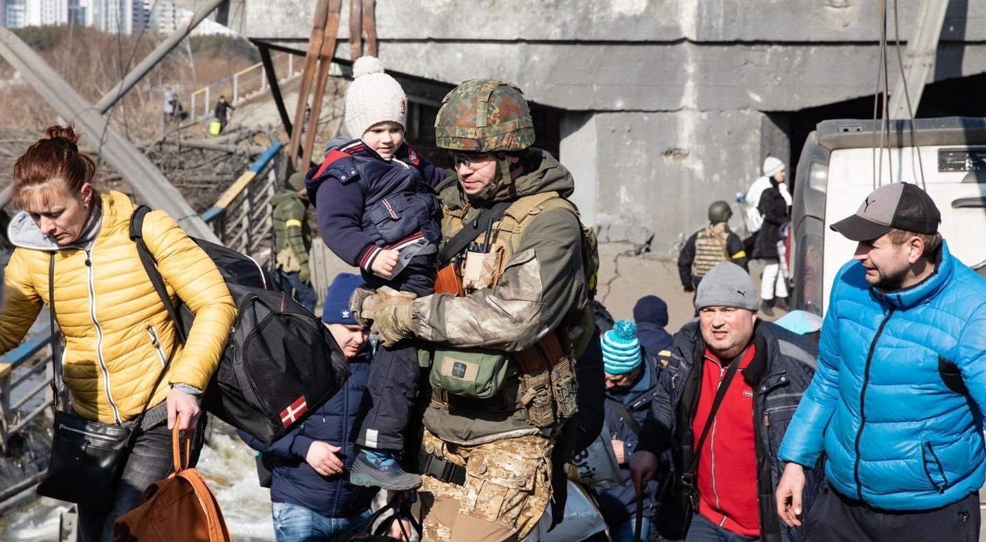 Герой, що надихає: Порошенко з дружиною зустрілися з пораненим бійцем, який у перші дні вторгнення збив "Іглою" російський Су-30