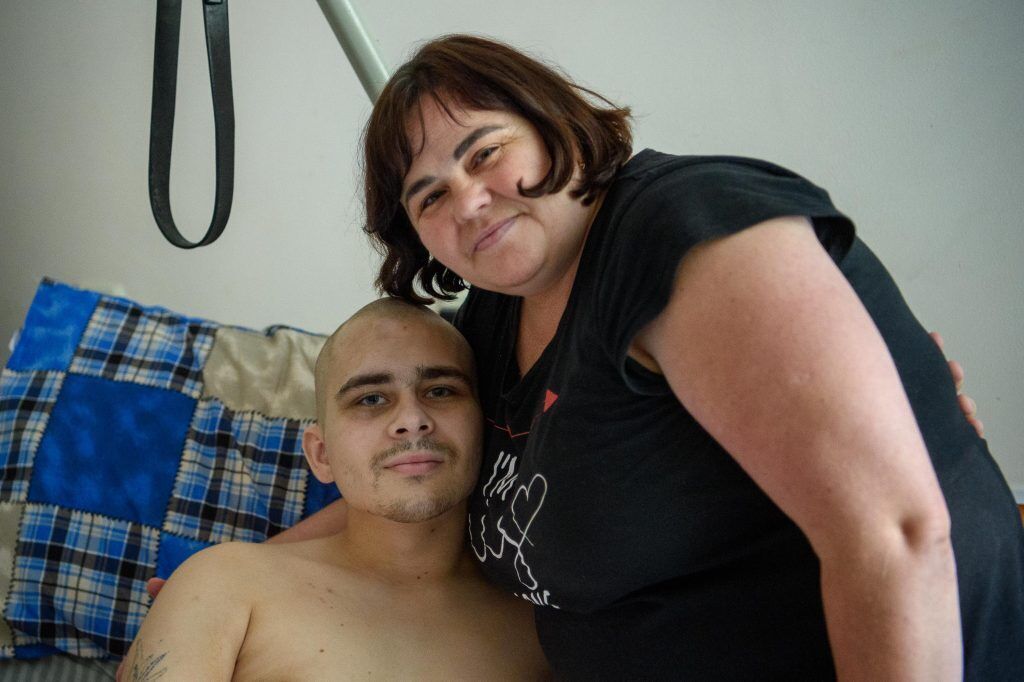 Вдохновляющий герой: Порошенко с женой встретились с раненым бойцом, который в первые дни вторжения сбил "Иглой" российский Су-30